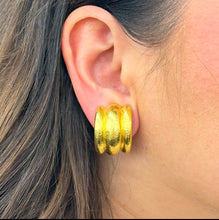 Load image into Gallery viewer, 19K Elizabeth Locke Almafi Earrings MSRP $5950