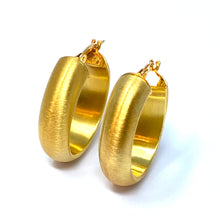 Load image into Gallery viewer, 14K Italian Brush Finish Oval Hoop Earrings